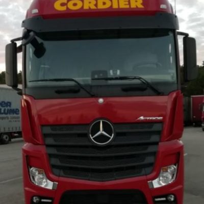 Arrivée des premiers camions Mercedes