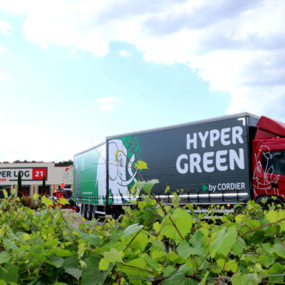 Deux camions Hyper Green pour un transport décarboné